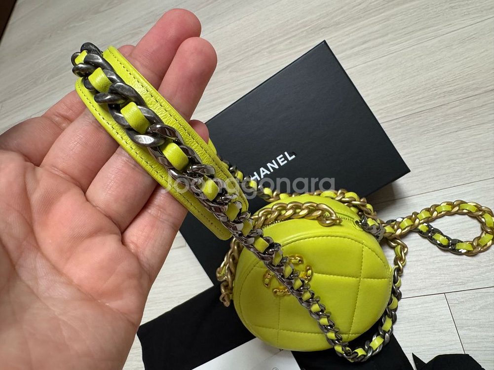 정품 샤넬 19 시즌 한정 동그리백 탬버린백 라임--2