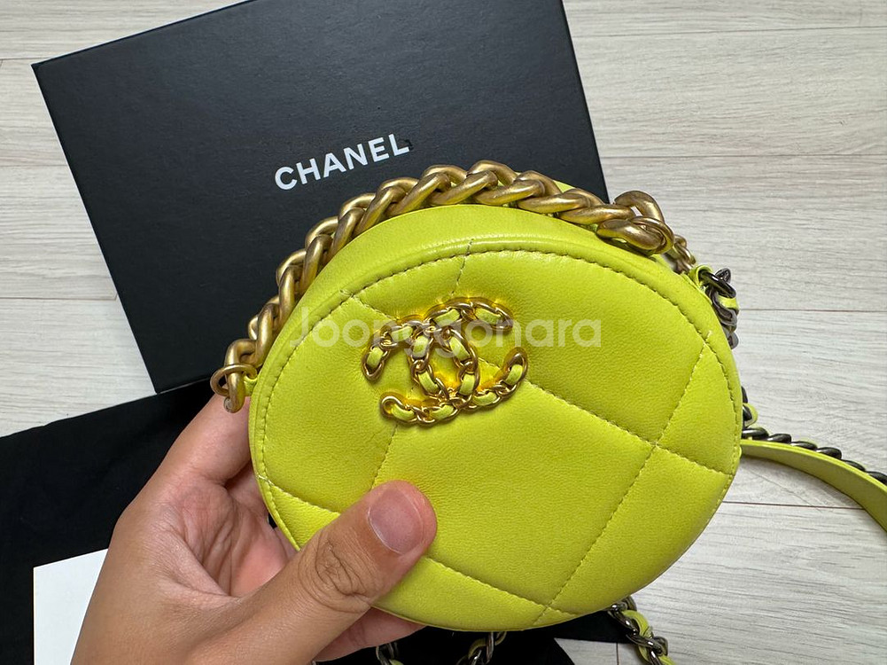 정품 샤넬 19 시즌 한정 동그리백 탬버린백 라임--3