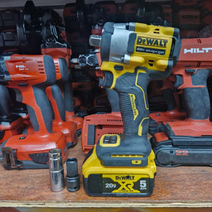 디월트충전임팩렌치 DCF922 미드토크임팩렌치 아시바렌