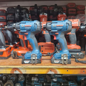 보쉬충전임팩드라이버 미사용본체 배터리깔끔한중고 충전임팩