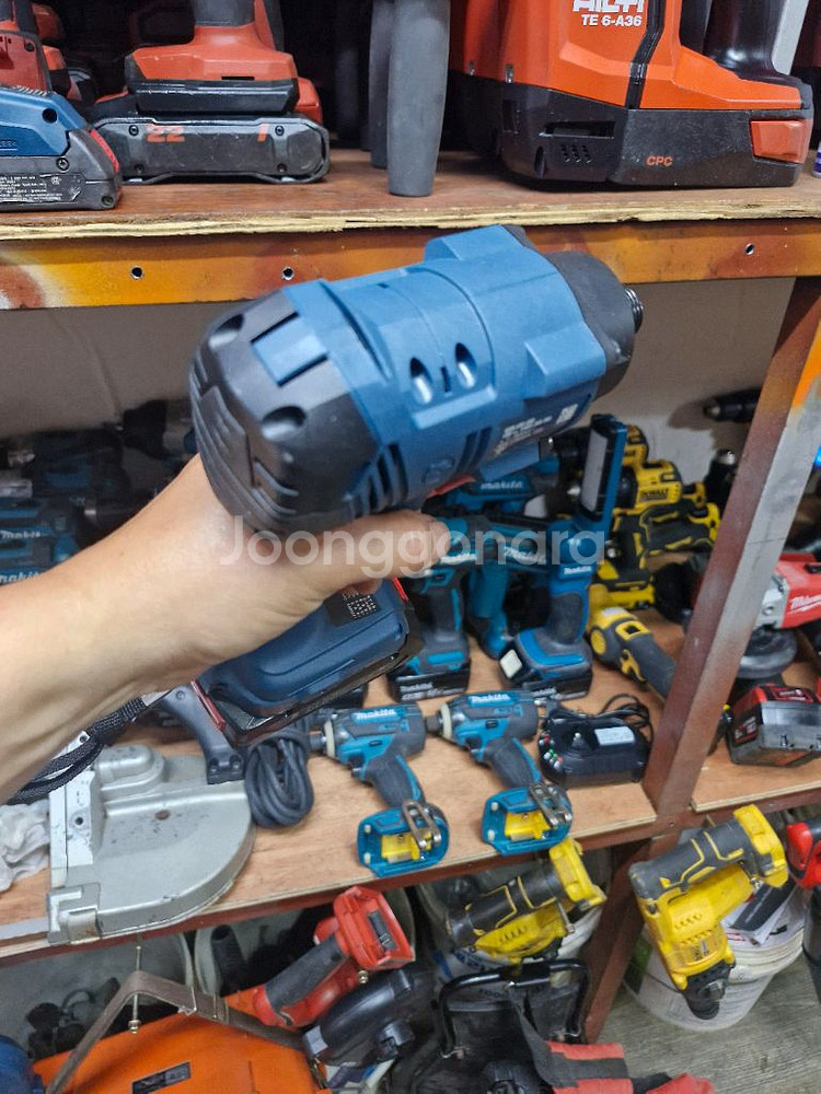 보쉬충전임팩드라이버 미사용본체 배터리깔끔한중고 충전임팩--6