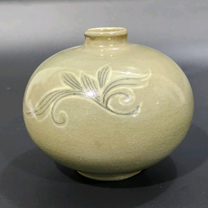이화여대 청자 항아리.