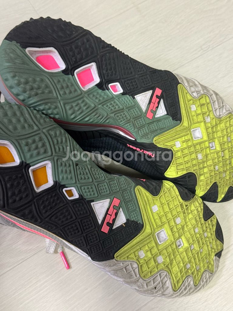 Nike LeBron 18 Low Bugs vs Mar--3