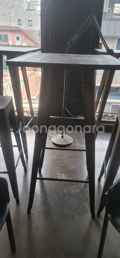 나무의자와 높은테이블 10개이상--0