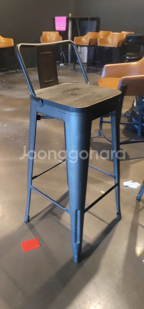 나무의자와 높은테이블 10개이상--2