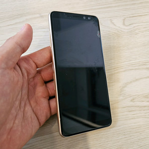 갤럭시 휴대폰 A8 (2018) 골드색상 판매합니다