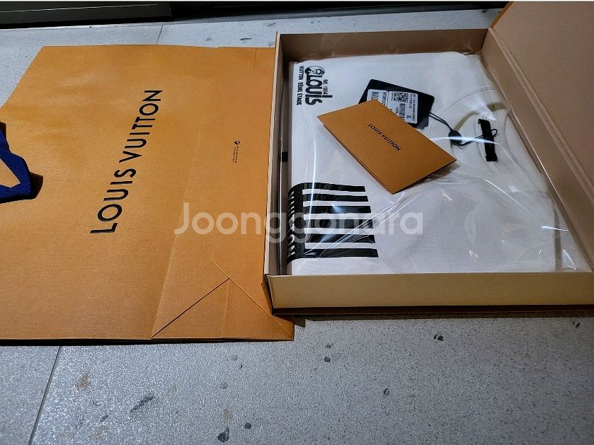 루이비통 로고 모노그램 플라워 프린티드 티셔츠--0
