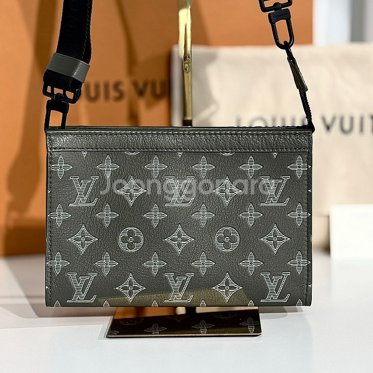 루이비통 모노그램 쉐도우 가스통 웨어러블 월렛 크로스백--3