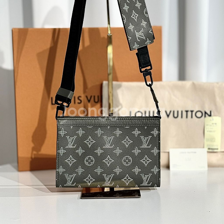 루이비통 모노그램 쉐도우 가스통 웨어러블 월렛 크로스백--4