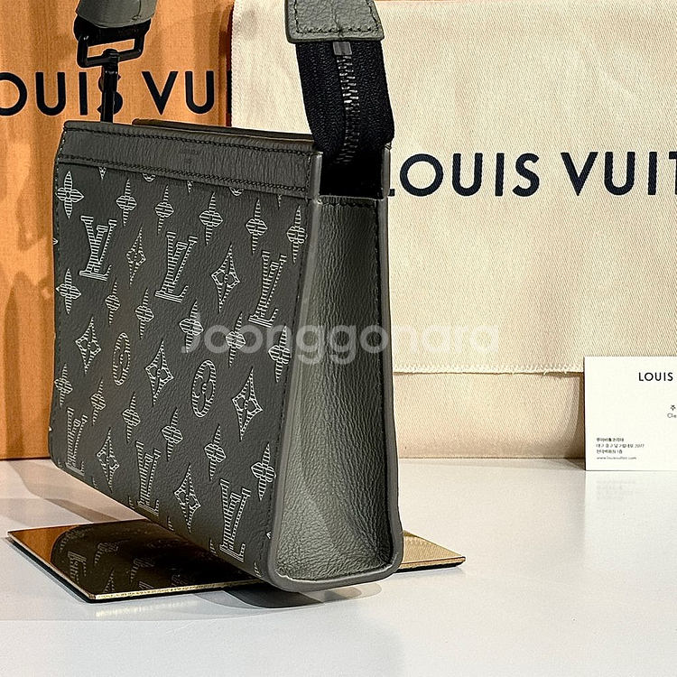 루이비통 모노그램 쉐도우 가스통 웨어러블 월렛 크로스백--7