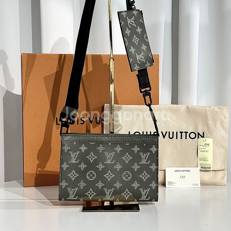 루이비통 모노그램 쉐도우 가스통 웨어러블 월렛 크로스백--5