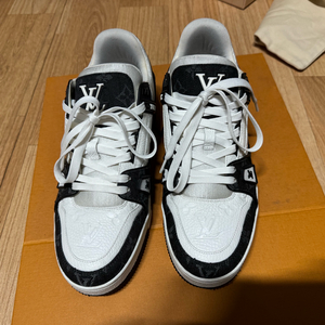 루이비통 트레이너 흑데님 7사이즈 판매or교환합니다.