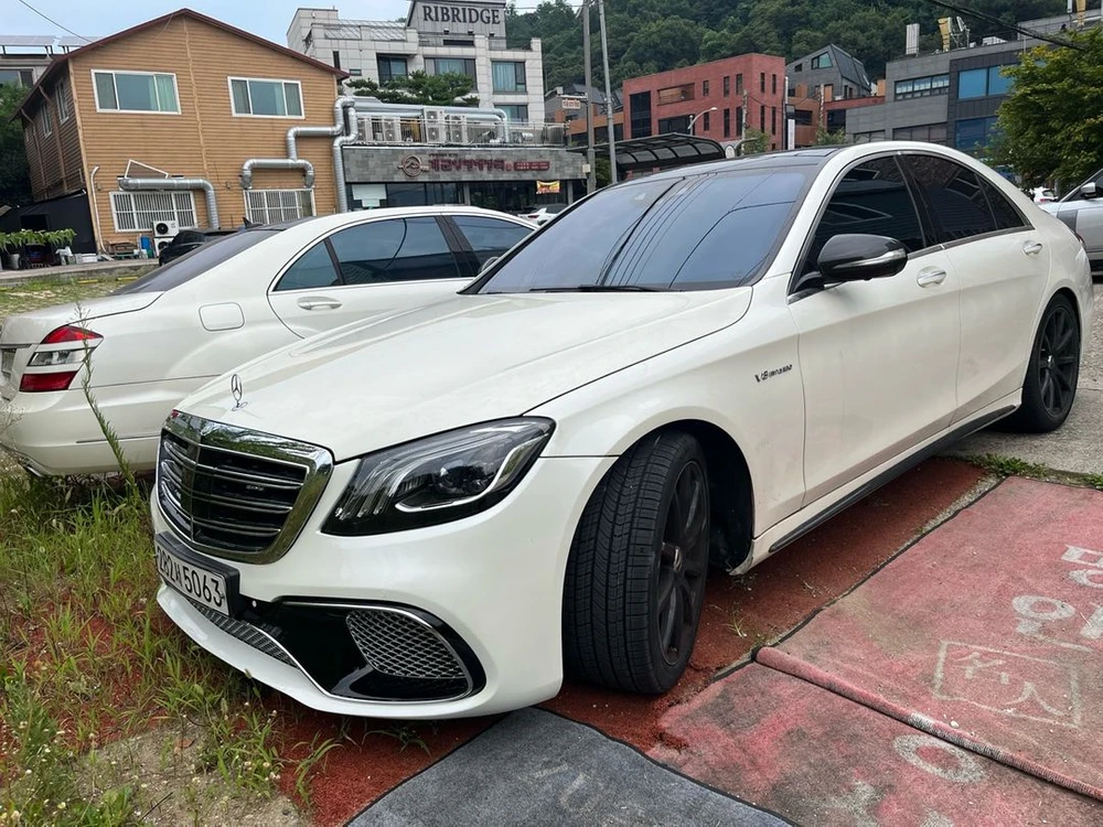 W222 전기형 을 후기형 s65 amg 라이트 3줄 이미지