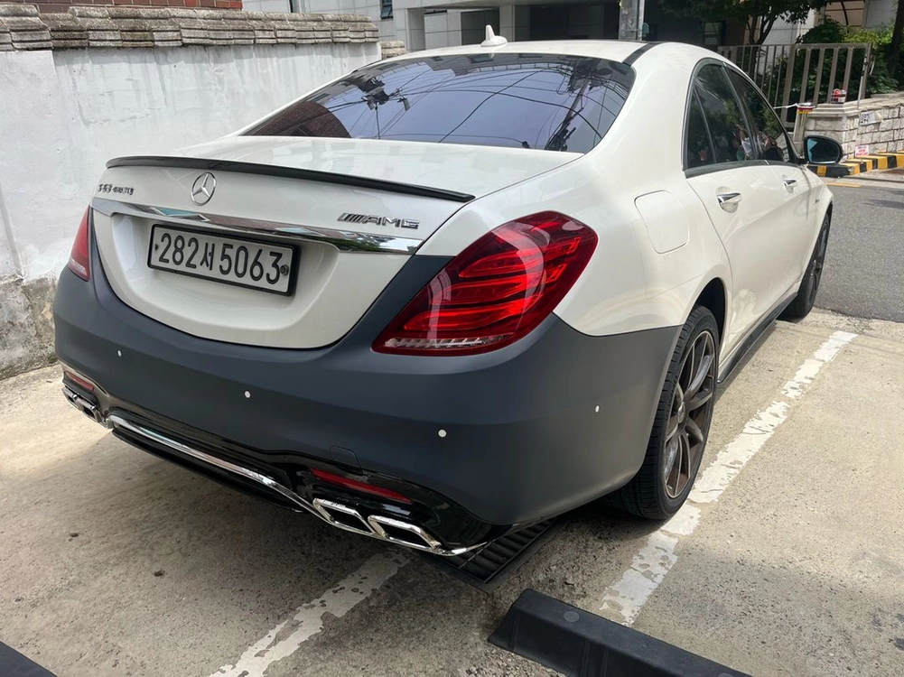 W222 전기형 을 후기형 s65 amg 라이트 3줄 이미지