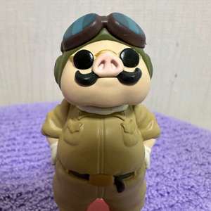 군복 입은 돼지 피규어