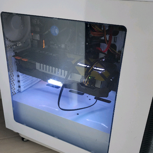 컴퓨터 본체(I7-6700/1070)+32인치 모니터