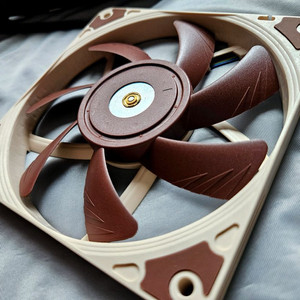 녹투아 NF A12x15 PWM 120mm 팬