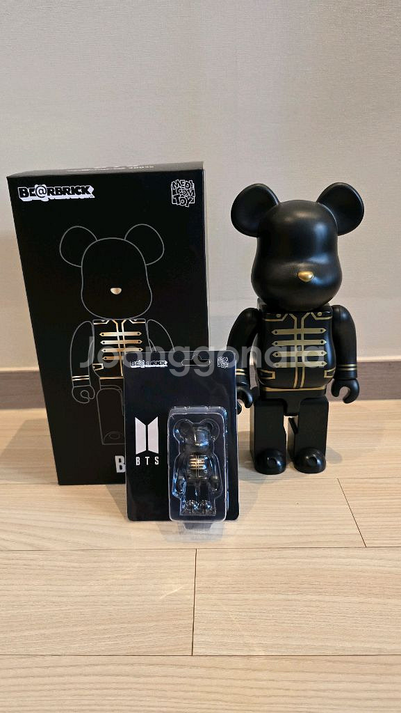 베어브릭 bts 400%&100% 같이 세트로 팔아요--0