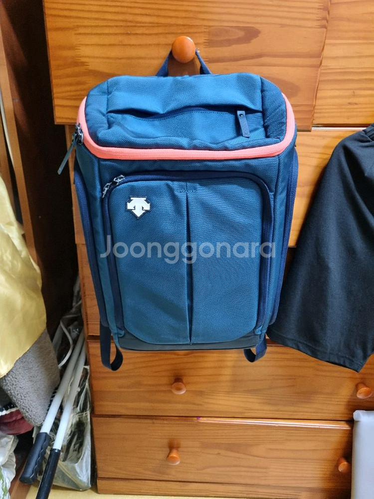 정품 데상트 백팩 팝니다.--0