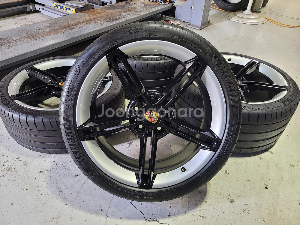 포르쉐 타이칸 터보S 미션E 21인치 순정품휠타이어--2