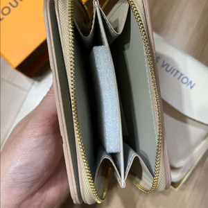 루이비통 핑크베이지톤 반지갑