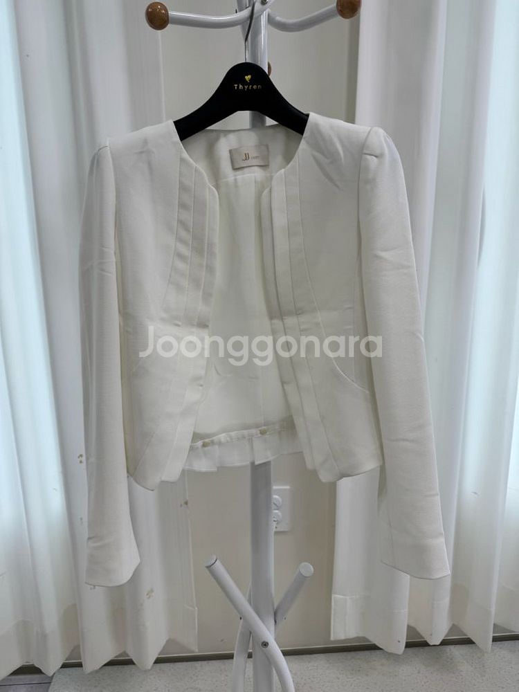 지고트 화이트 노카라 자켓--3