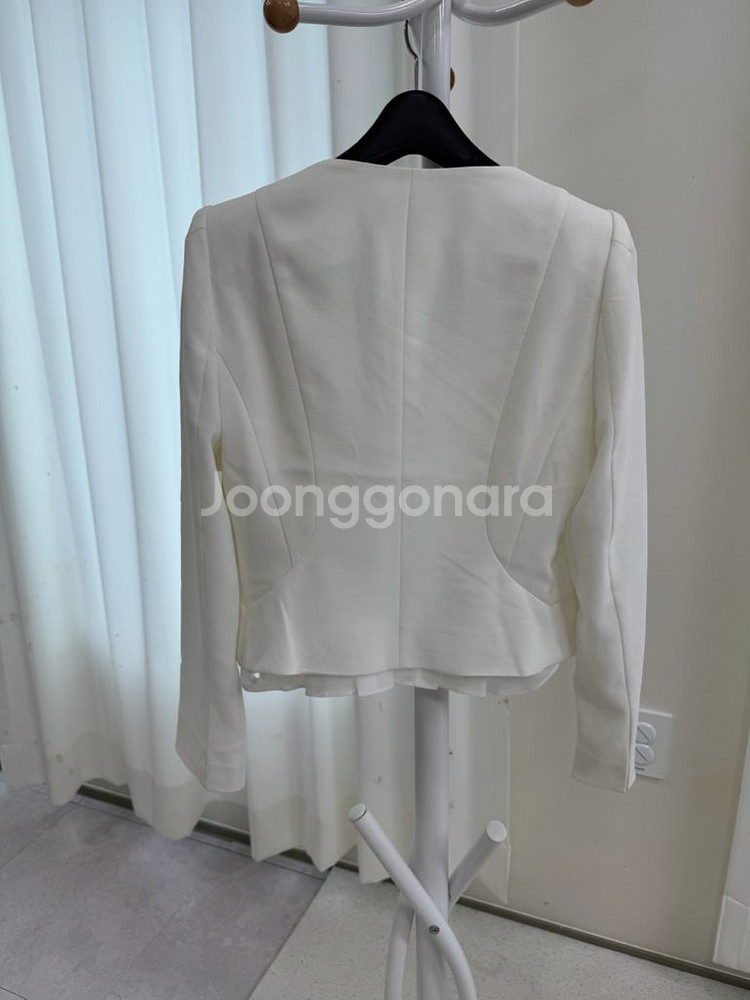 지고트 화이트 노카라 자켓--5