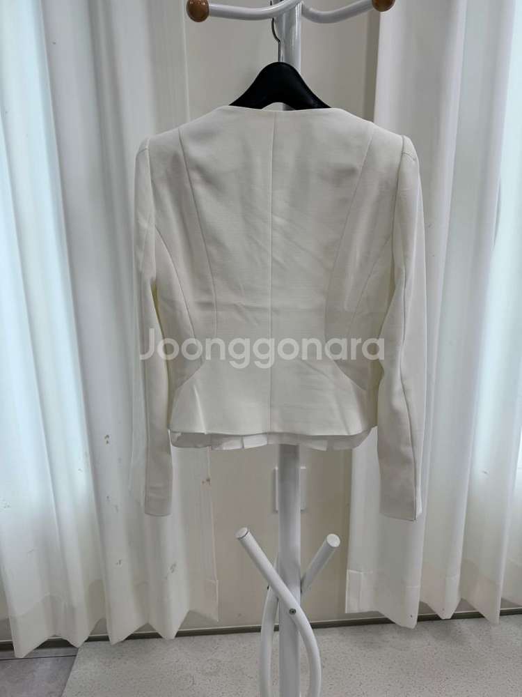 지고트 화이트 노카라 자켓--4