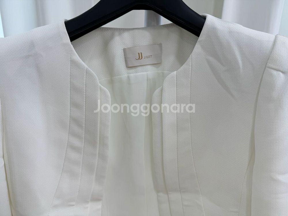 지고트 화이트 노카라 자켓--6
