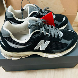 (새제품)뉴발란스2002r 빈티지블랙 275mm
