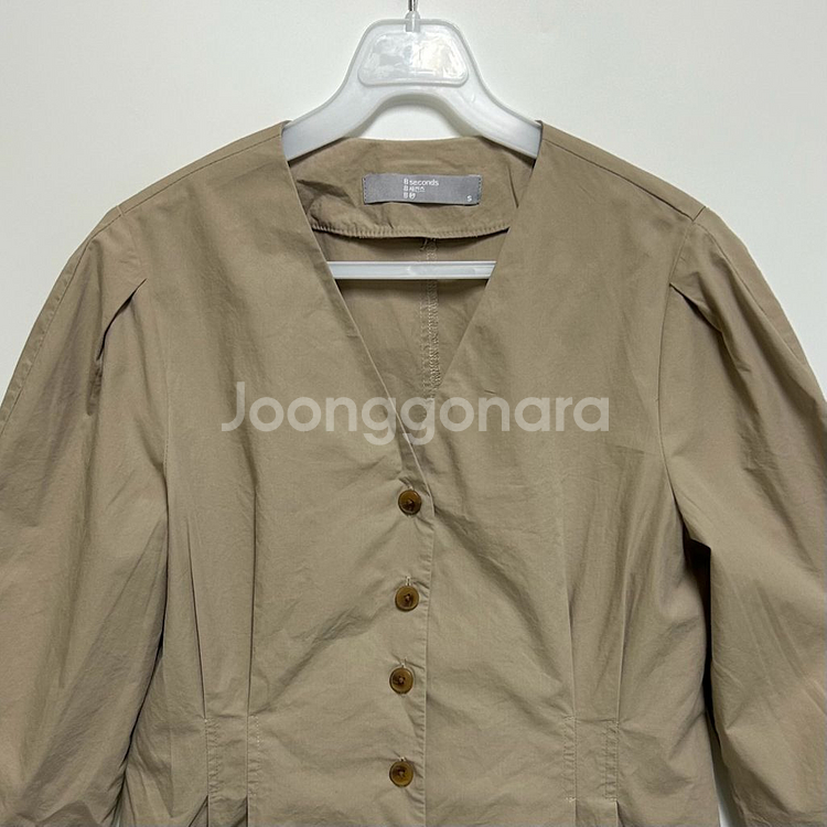 [여자 85]에잇세컨즈 베이지 브이넥 크롭 블라우스--1