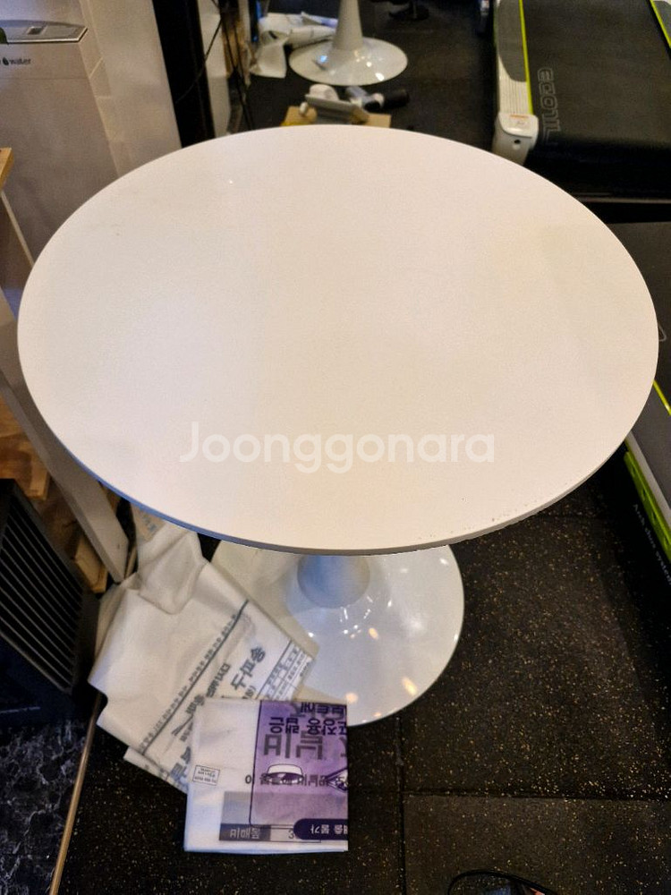 원형 화이트 테이블--0