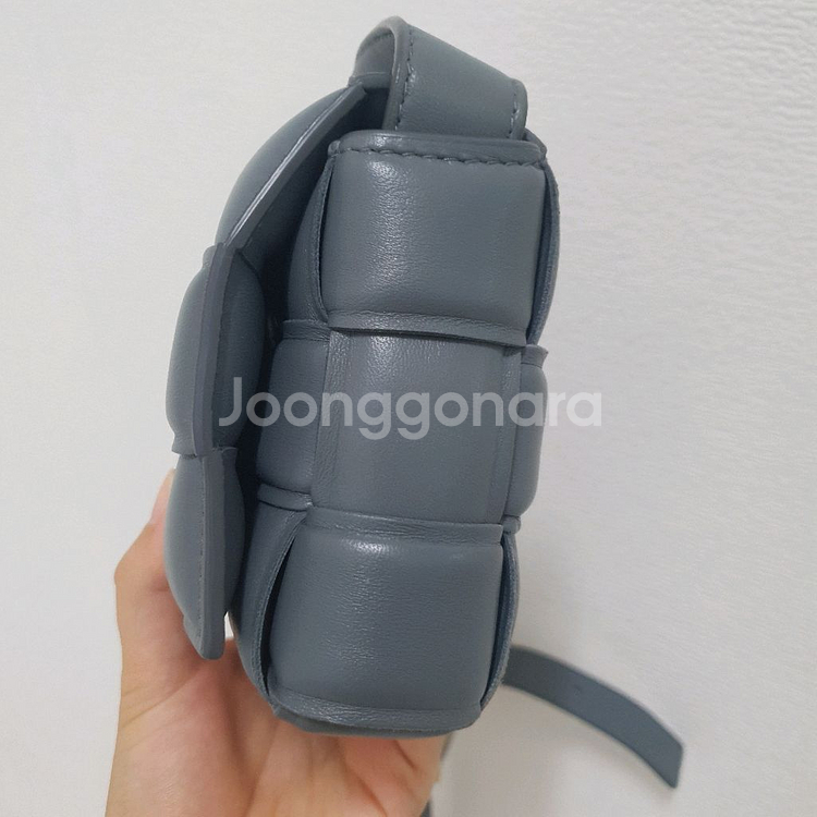 보테가베네타 패딩 카세트백--1