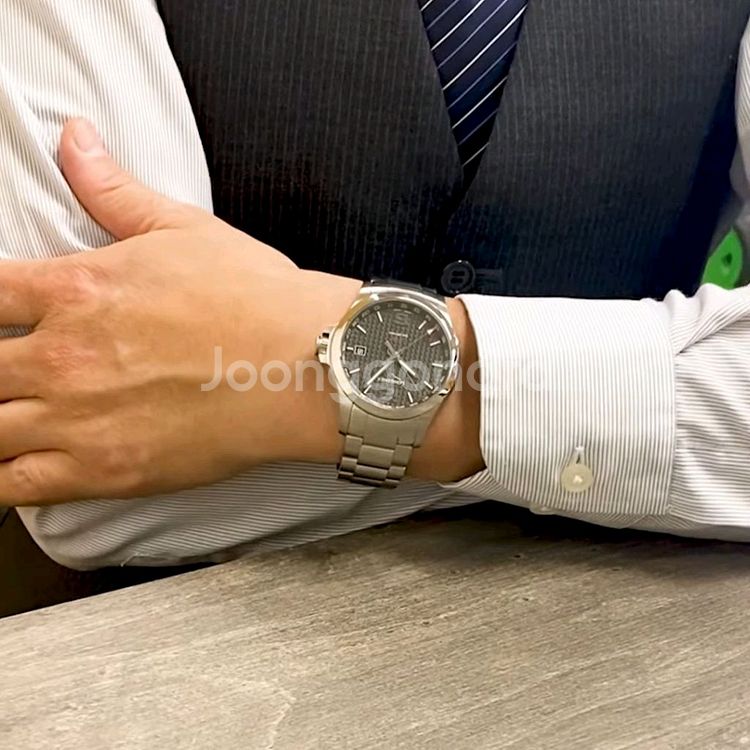 론진 콘퀘스트 V.H.P GMT 43mm 카본 다이얼--9
