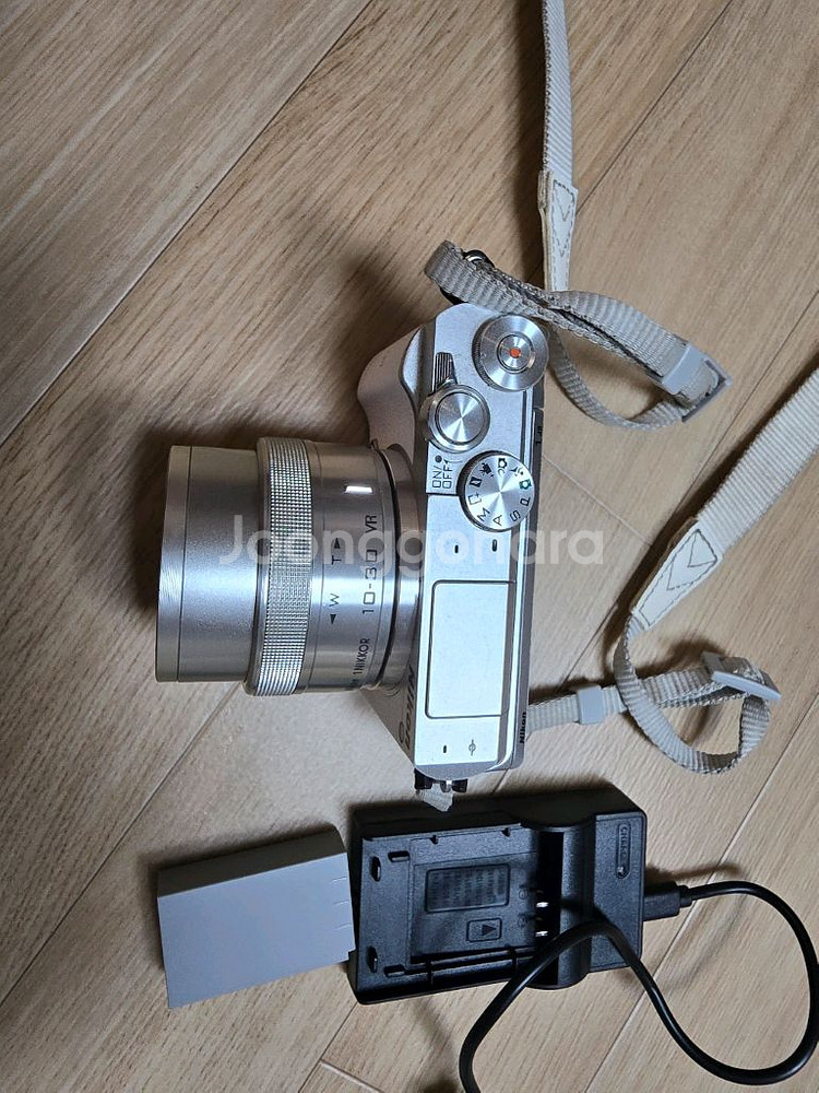 니콘 1 J5 미러리스 카메라 화이트 판매합니다--1