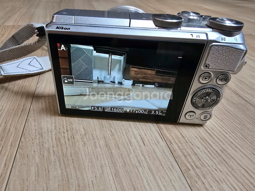 니콘 1 J5 미러리스 카메라 화이트 판매합니다--3