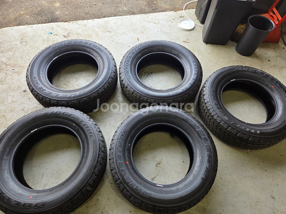 중고 브릿지스톤 255 70 18 타이어 판매합니다.--0