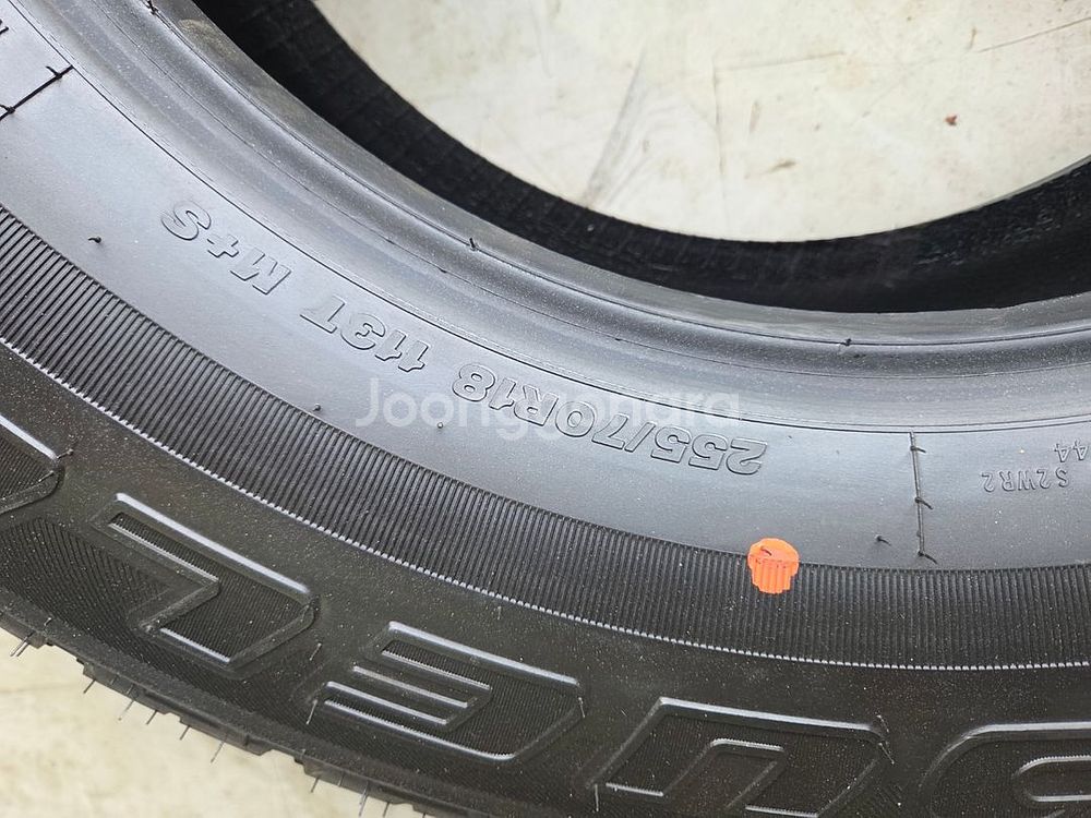 중고 브릿지스톤 255 70 18 타이어 판매합니다.--1
