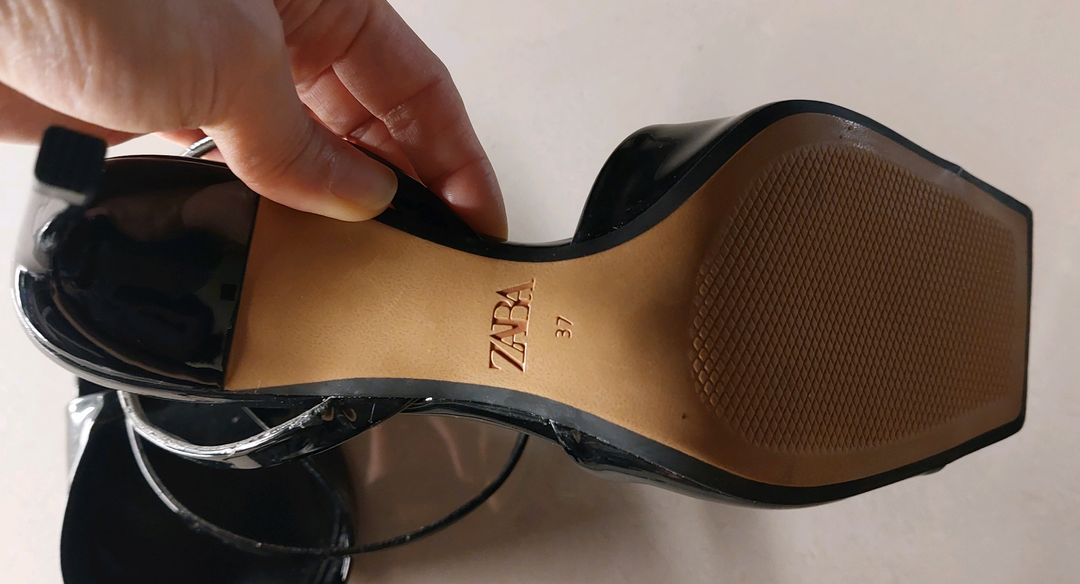 새상품<자라> 블랙 애나멜 오픈토 힐 이미지
