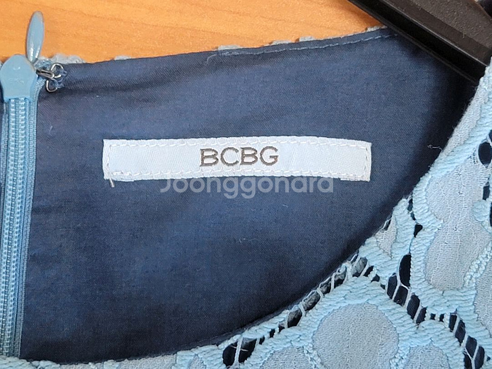 BCBG 비씨비지 레이스무늬 민소매 롱원피스--1
