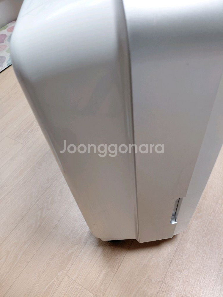 깨끗한 위닉스 제습기 올립니다--2