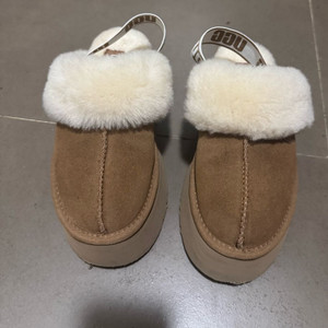 UGG 로고 밴딩 플랫폼 샌들
