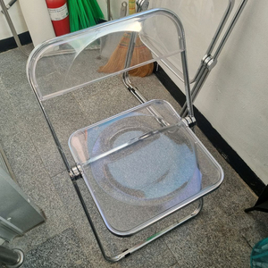 접이식 아크릴 투명 고스트 폴딩체어 2개 팝니다