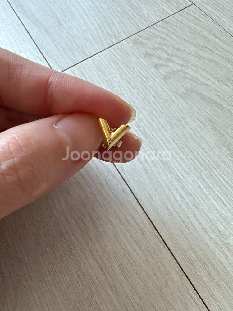 루이비통 에센셜v스터드귀걸이 한쪽 판매합니다--1