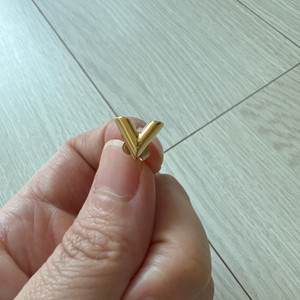 루이비통 에센셜v스터드귀걸이 한쪽 판매합니다