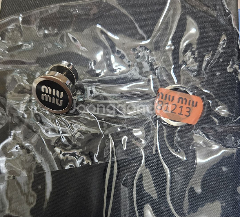 미우미우에나멜 메탈 귀걸이(정품 미사용)--0