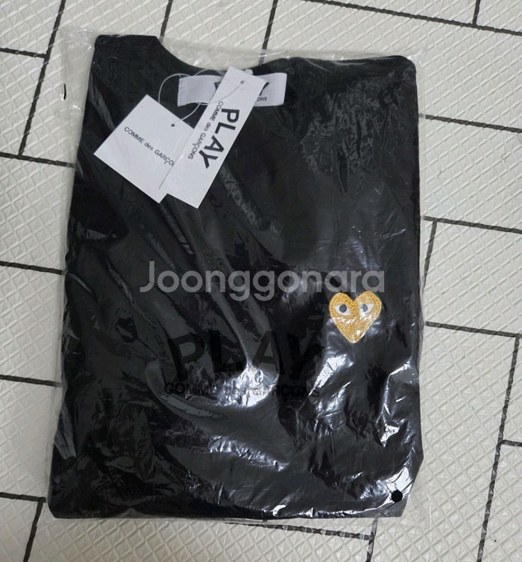 꼼데가르숑 반팔티 금장와펜M새상품 오늘월요일까지팔아요--2