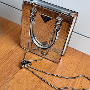 프라다 22SS 스파졸라토 메탈릭 체인백