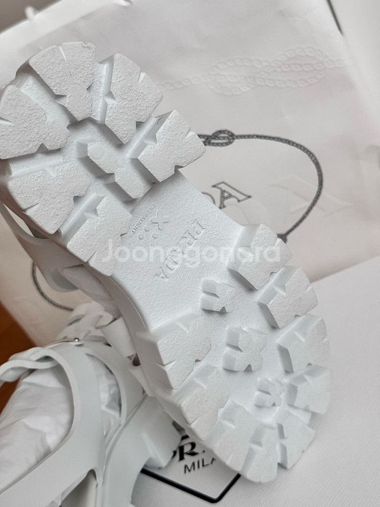 프라다 러버 모놀리스 샌들 39--4