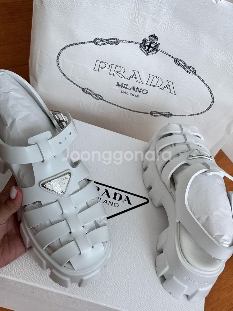 프라다 러버 모놀리스 샌들 39--5